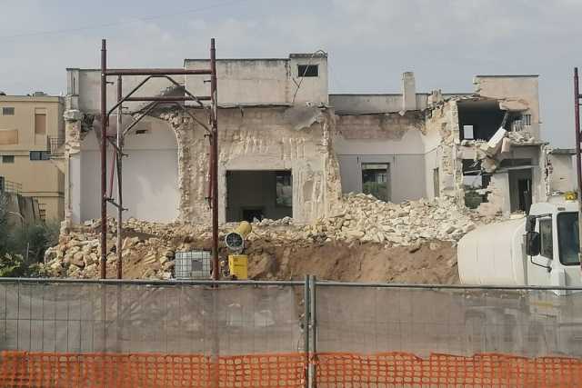 Bari, Villa Vera: ripresi i lavori per la demolizione dell'edificio liberty di via Amendola